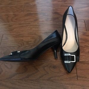 Black buckle Nine West pumps